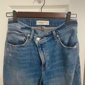 A&F Curve Love 90s Ultra High Rise Straight Jeans